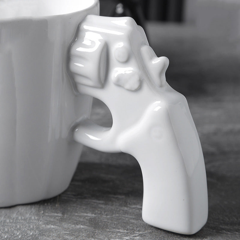 Tazza di design con manico a pistola ultra originale 