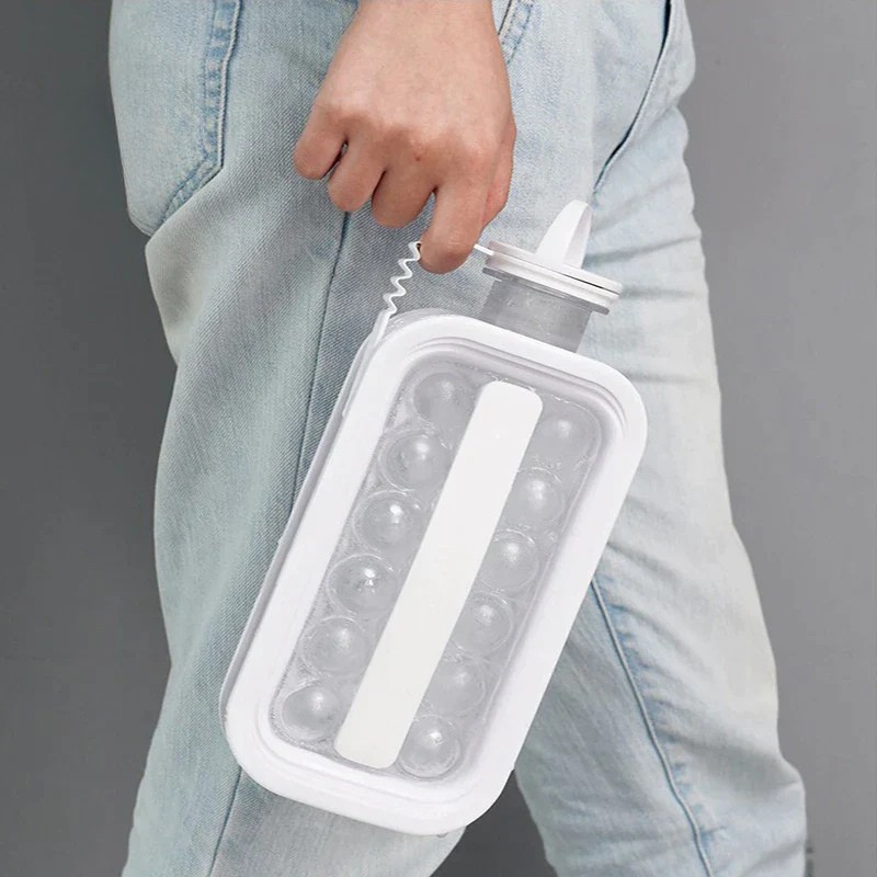 2-in-1 fles met geïntegreerde ijsblokjesvorm 