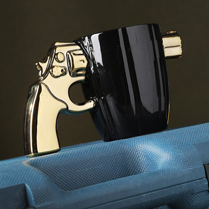 Tazza di design con manico a pistola ultra originale 