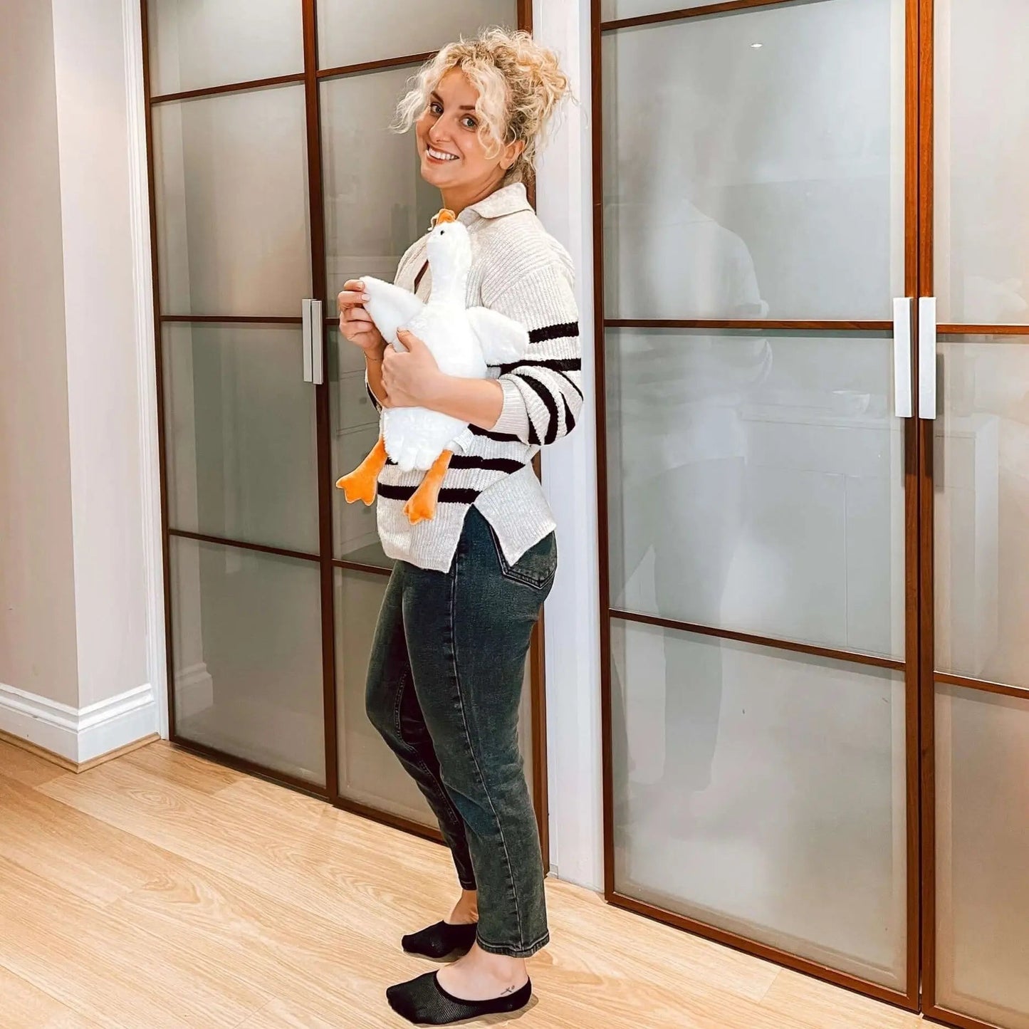 Treat yourself to a moment of softness with this giant goose-shaped cushion plush. 