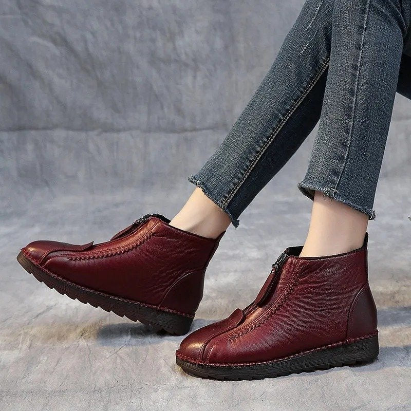 Non-slip ankle boots in faux leather: elegance and safety for everyday life 